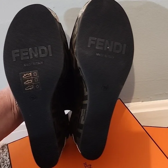 ♡🌟🎆🧨RARE! NEW Fendi Black and Gold Women's Heels - Picture 9 of 16